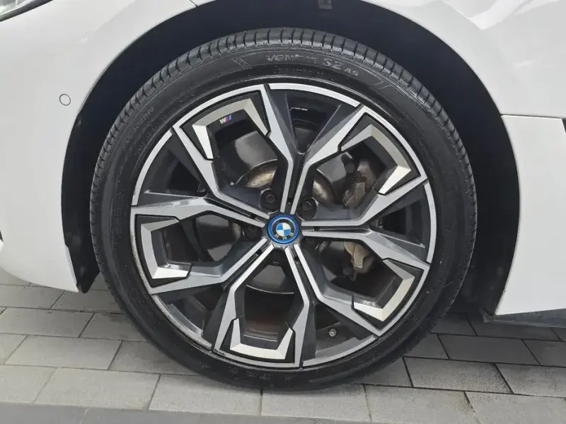 2022 BMW i4 с пробегом 106 084 км