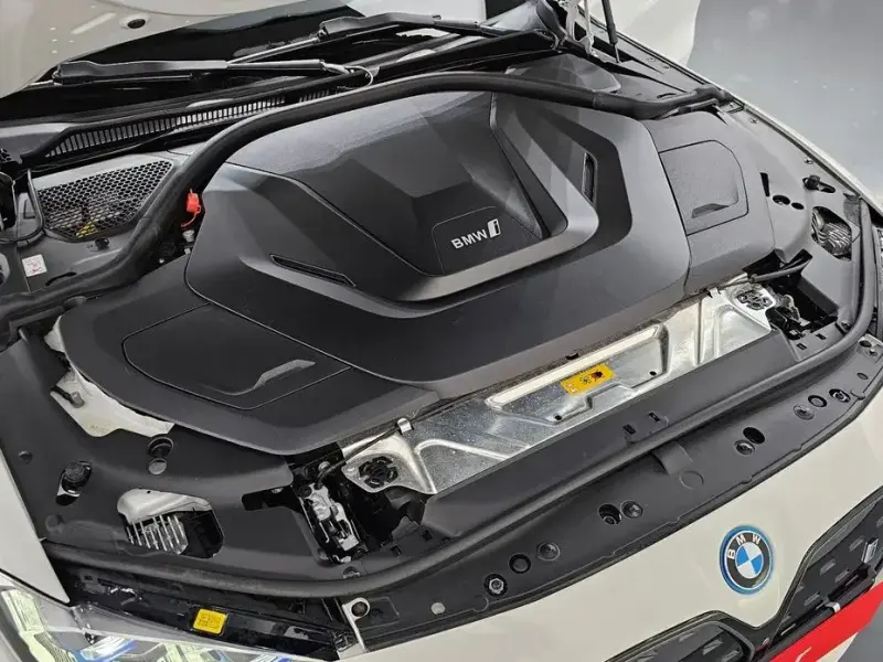 2022 BMW i4 с пробегом 84 264 км