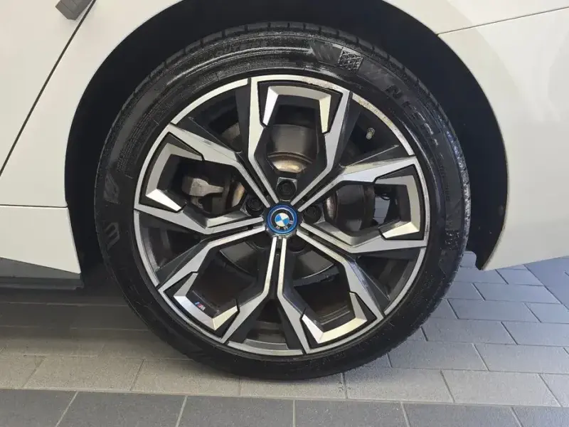 2022 BMW i4 с пробегом 106 084 км