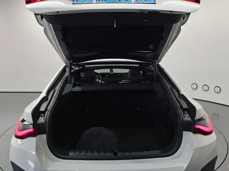 2022 BMW i4 с пробегом 84 264 км