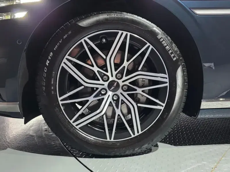 2023 Genesis G90 с пробегом 40 632 км