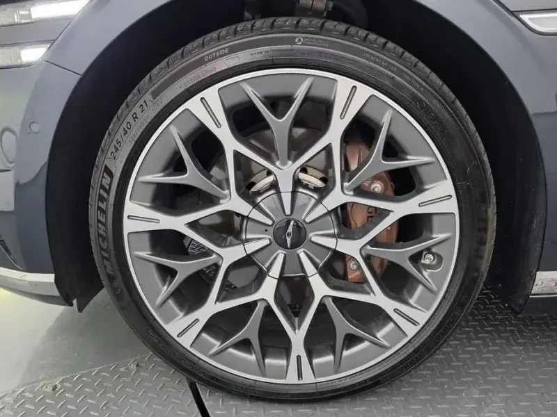 2023 Genesis G90 с пробегом 33 197 км