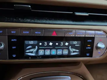 2023 Genesis G90 с пробегом 33 197 км