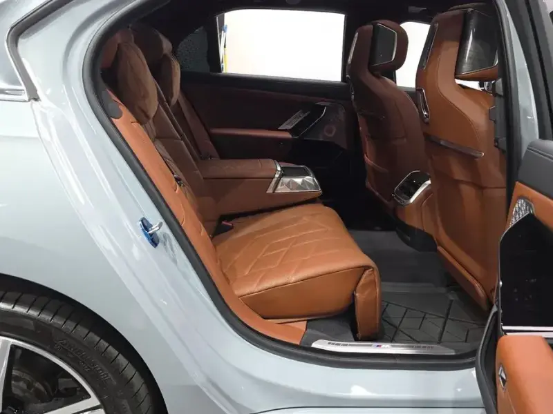 2025 BMW i7 с пробегом 28 799 км