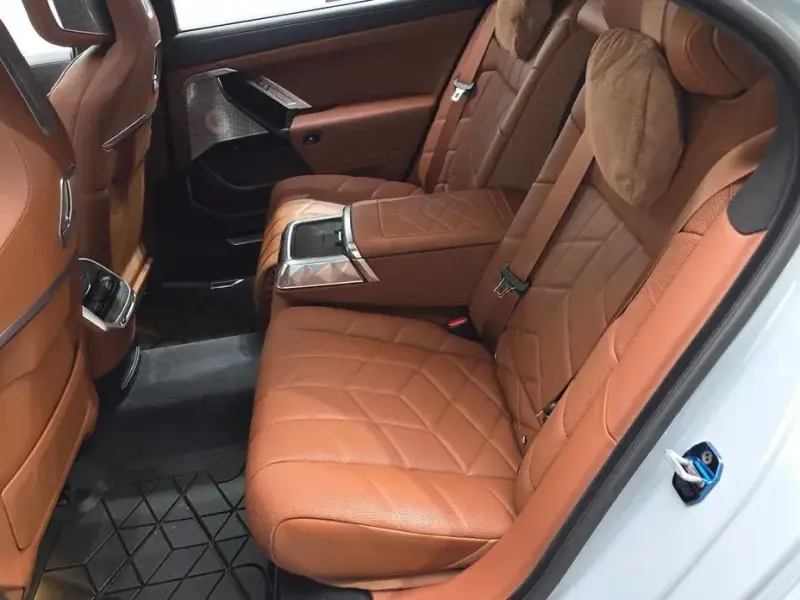 2025 BMW i7 с пробегом 28 799 км