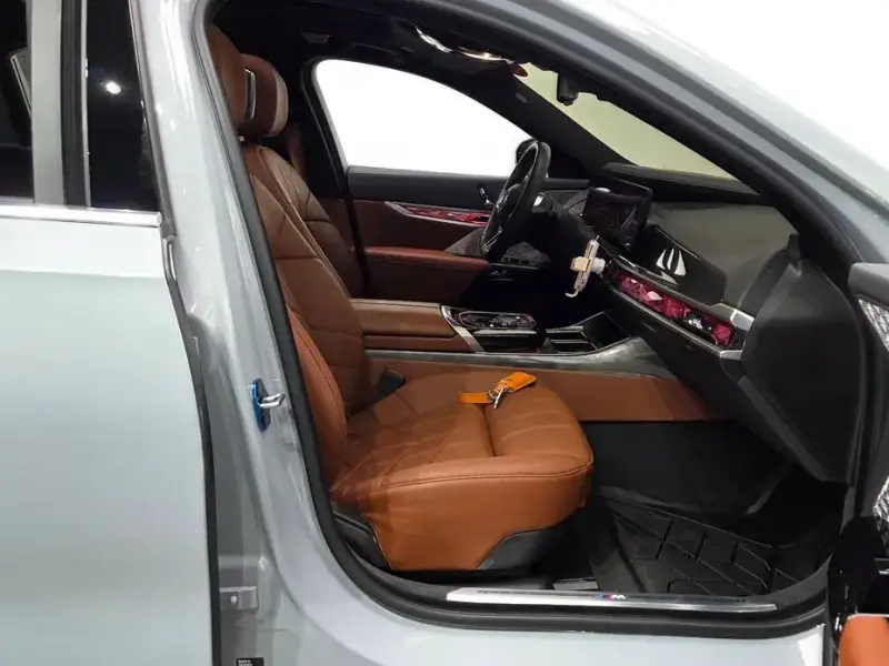 2025 BMW i7 с пробегом 28 799 км