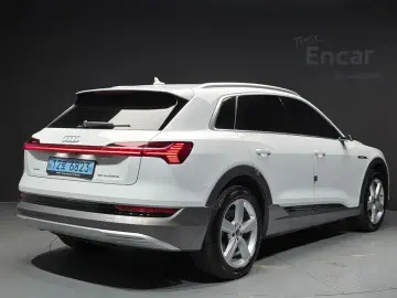 2022 Audi e-tron с пробегом 68 149 км