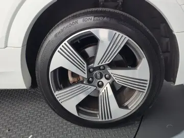 2021 Audi e-tron с пробегом 151 664 км