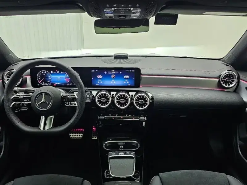 2025 Mercedes-Benz CLA с пробегом 228 км