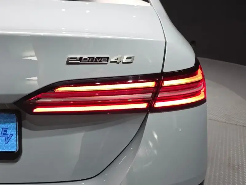 2026 BMW i5 с пробегом 10 873 км