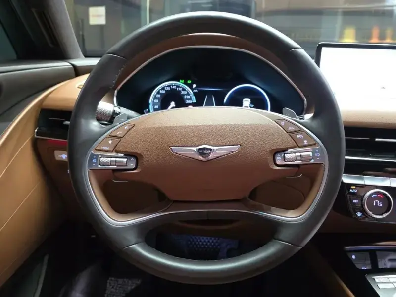 2023 Genesis G80 с пробегом 13 748 км