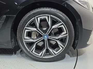 2022 BMW i4 с пробегом 41 600 км