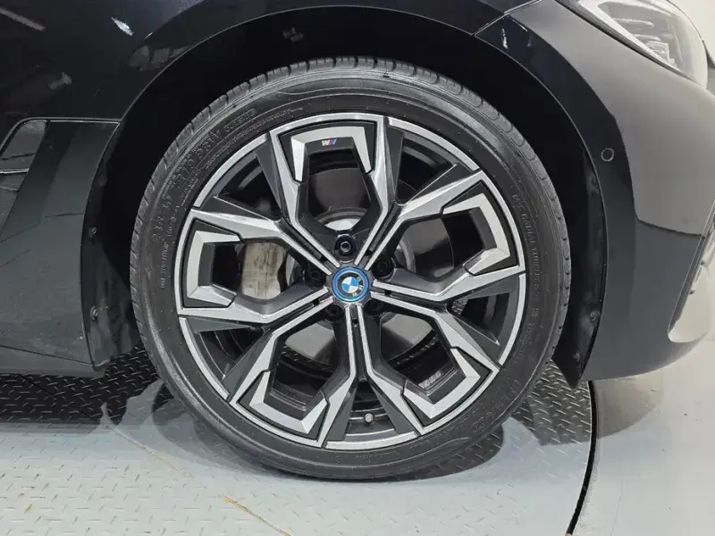 2022 BMW i4 с пробегом 41 600 км