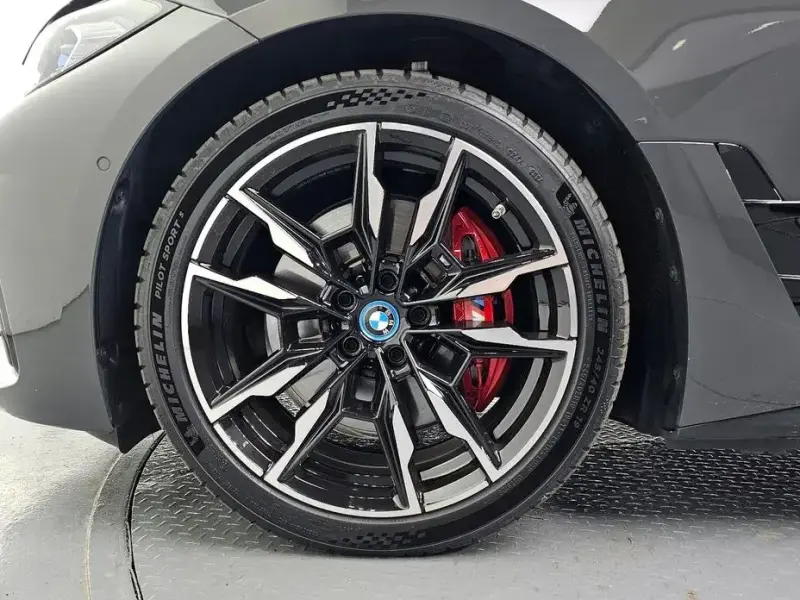 2023 BMW i4 с пробегом 35 461 км