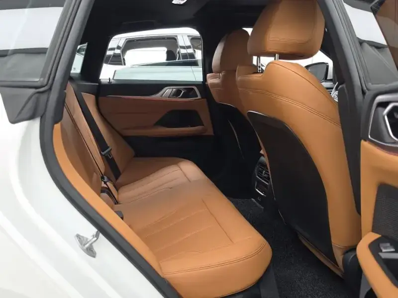 2025 BMW i4 с пробегом 17 548 км