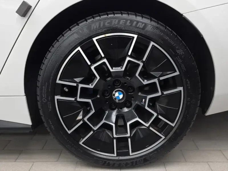 2025 BMW i4 с пробегом 17 548 км