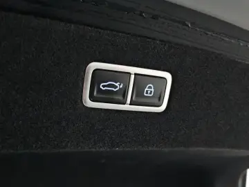 2023 Genesis G90 с пробегом 98 372 км