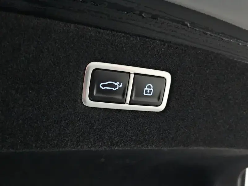 2023 Genesis G90 с пробегом 98 372 км