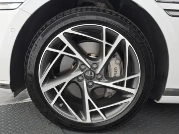 2023 Genesis G90 с пробегом 28 268 км