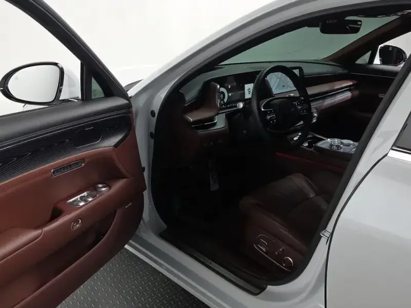 2023 Genesis G90 с пробегом 28 268 км