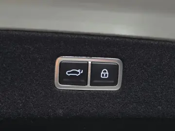 2023 Genesis G90 с пробегом 28 268 км