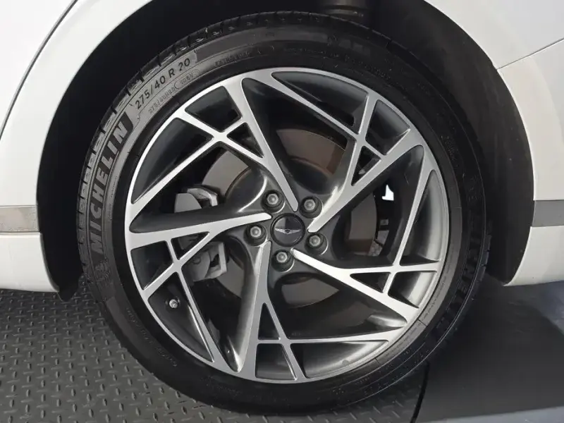 2023 Genesis G90 с пробегом 28 268 км