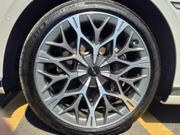 2023 Genesis G90 с пробегом 47 000 км