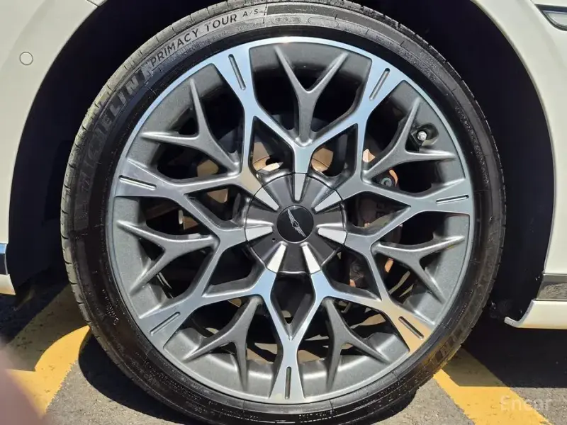 2023 Genesis G90 с пробегом 47 000 км