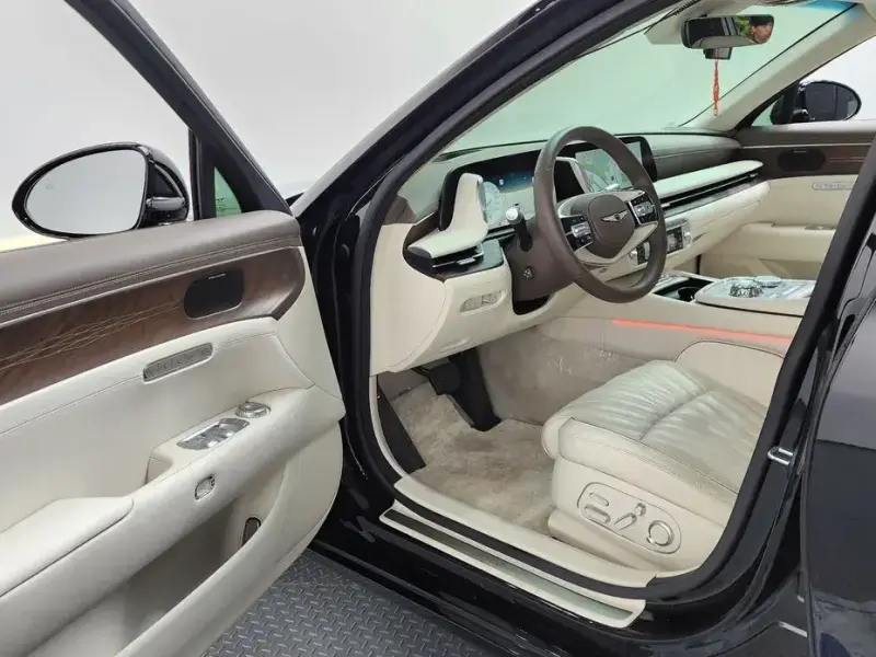 2023 Genesis G90 с пробегом 81 035 км