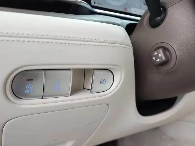 2023 Genesis G90 с пробегом 81 035 км
