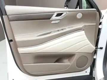 2023 Genesis GV80 с пробегом 28 792 км