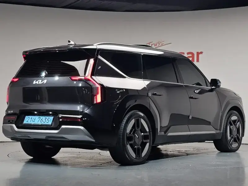 2023 Kia EV9 с пробегом 28 141 км