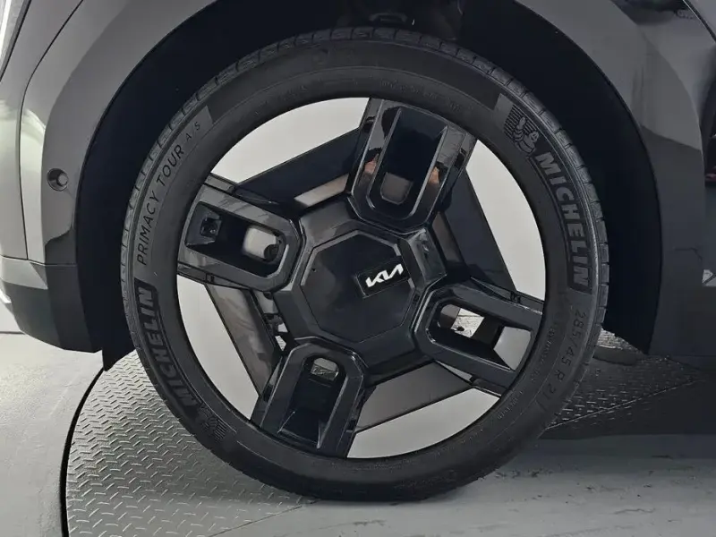 2023 Kia EV9 с пробегом 28 141 км