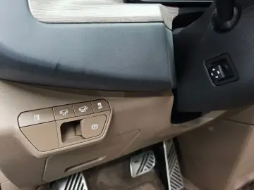 2023 Kia EV9 с пробегом 28 141 км