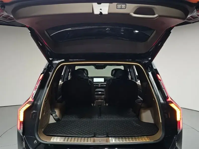2023 Kia EV9 с пробегом 28 141 км