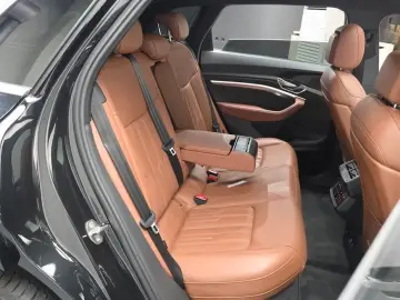 2021 Audi e-tron с пробегом 59 386 км