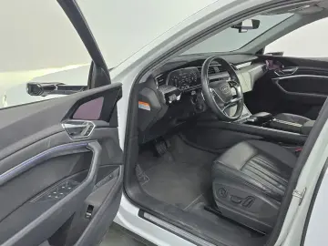 2021 Audi e-tron с пробегом 47 000 км