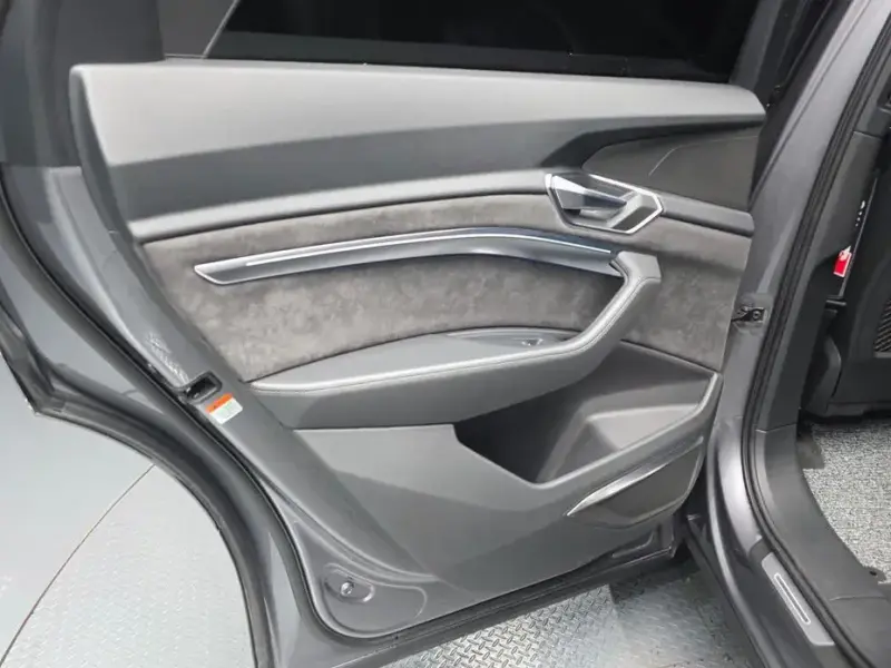 2020 Audi e-tron с пробегом 60 180 км