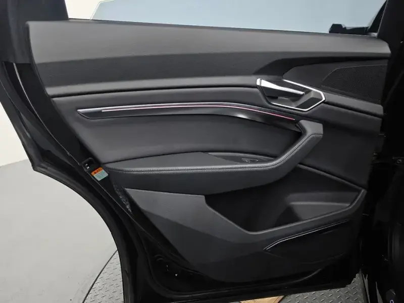2022 Audi e-tron с пробегом 51 473 км