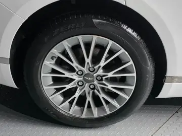 2023 Genesis G80 с пробегом 37 041 км