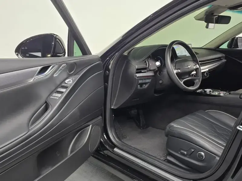 2023 Genesis G80 с пробегом 20 928 км