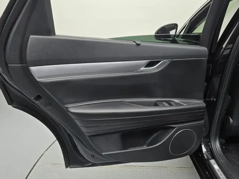 2023 Genesis G80 с пробегом 20 928 км