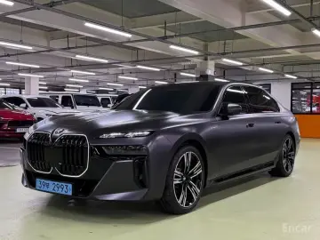 BMW i7