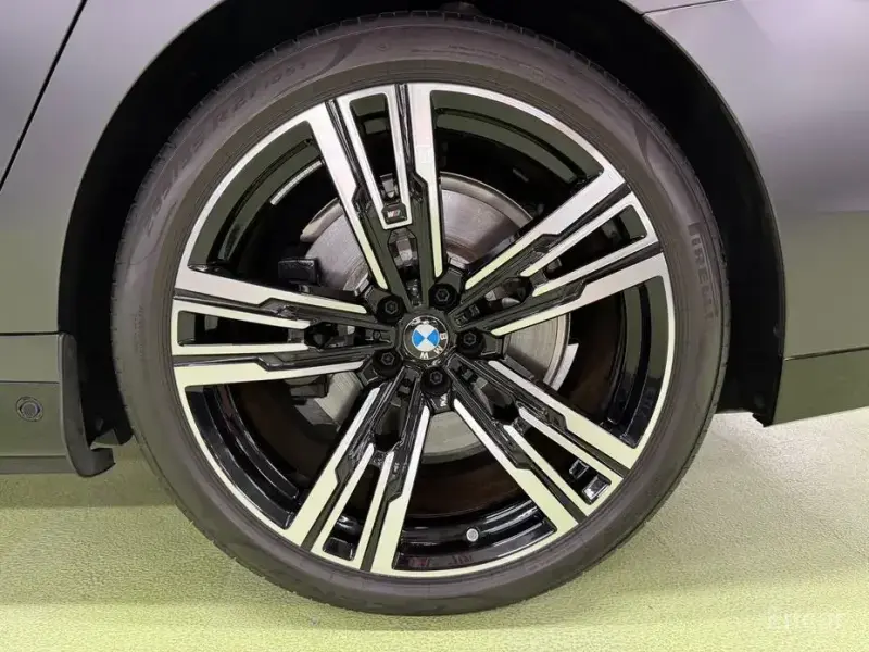 2024 BMW i7 с пробегом 15 173 км