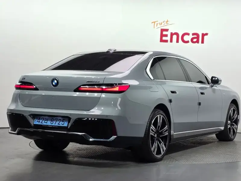 2025 BMW i7 с пробегом 28 799 км