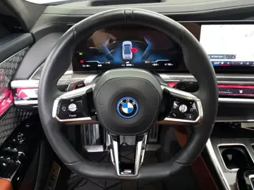 2025 BMW i7 с пробегом 28 799 км