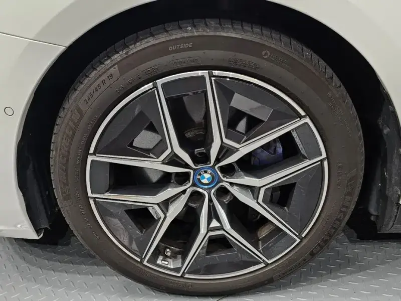 2025 BMW i5 с пробегом 39 003 км
