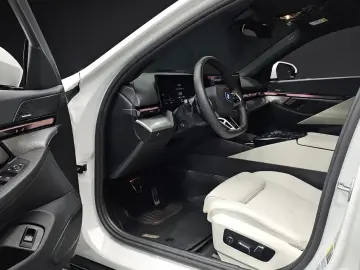 2025 BMW i5 с пробегом 39 003 км