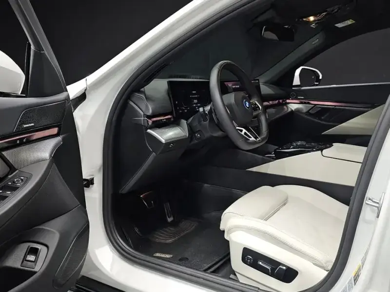 2025 BMW i5 с пробегом 39 003 км