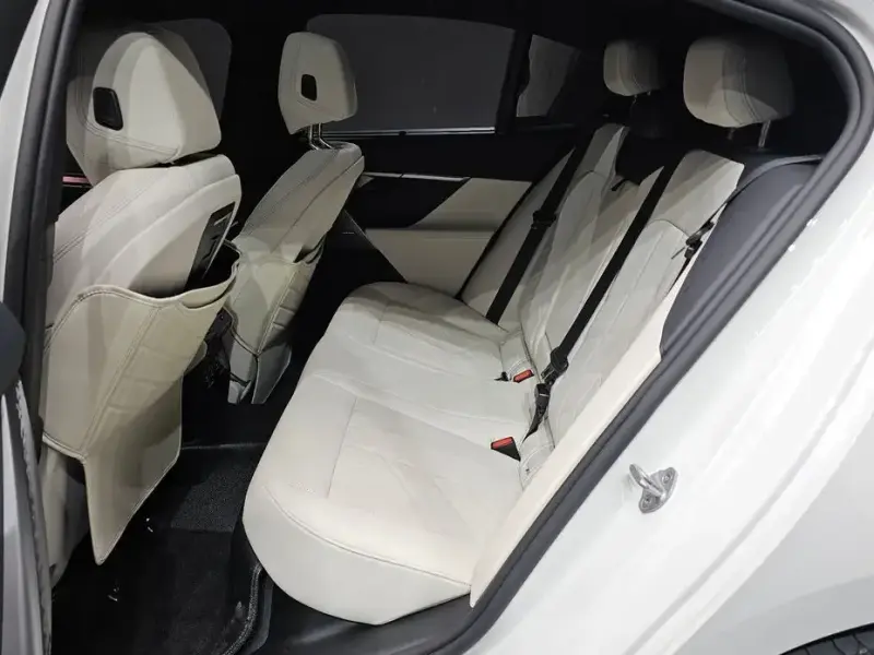 2025 BMW i5 с пробегом 39 003 км